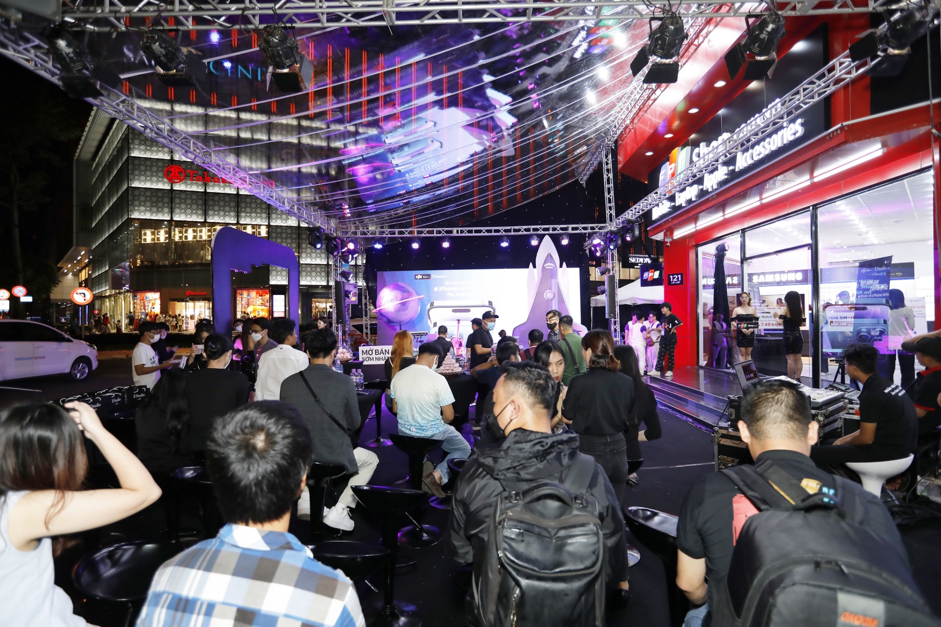 Khách Việt thức đêm đi nhận iPhone 14