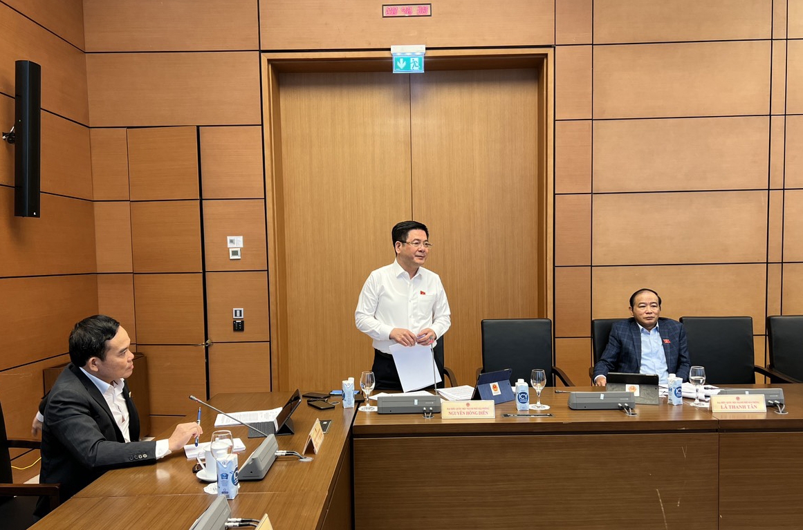 Bộ trưởng Nguyễn Hồng Diên tại tổ