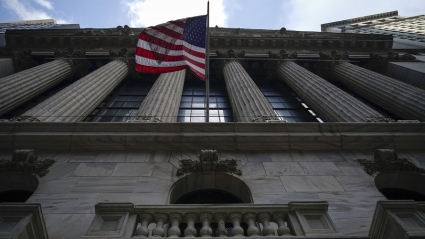 WSJ: Nhiều quan chức chính quyền liên bang vừa điều tra, vừa kiếm lời từ cổ phiếu