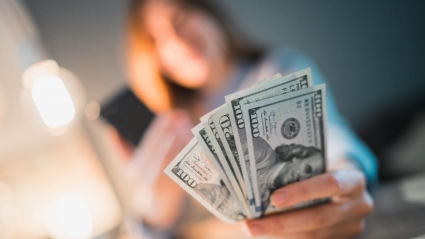 Tỷ giá USD/VND tại ngân hàng vẫn áp sát trần, tăng mạnh trên thị trường tự do