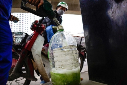 Bộ Công Thương lên tiếng về việc cấm người tiêu dùng mua xăng bằng can, chai nhựa