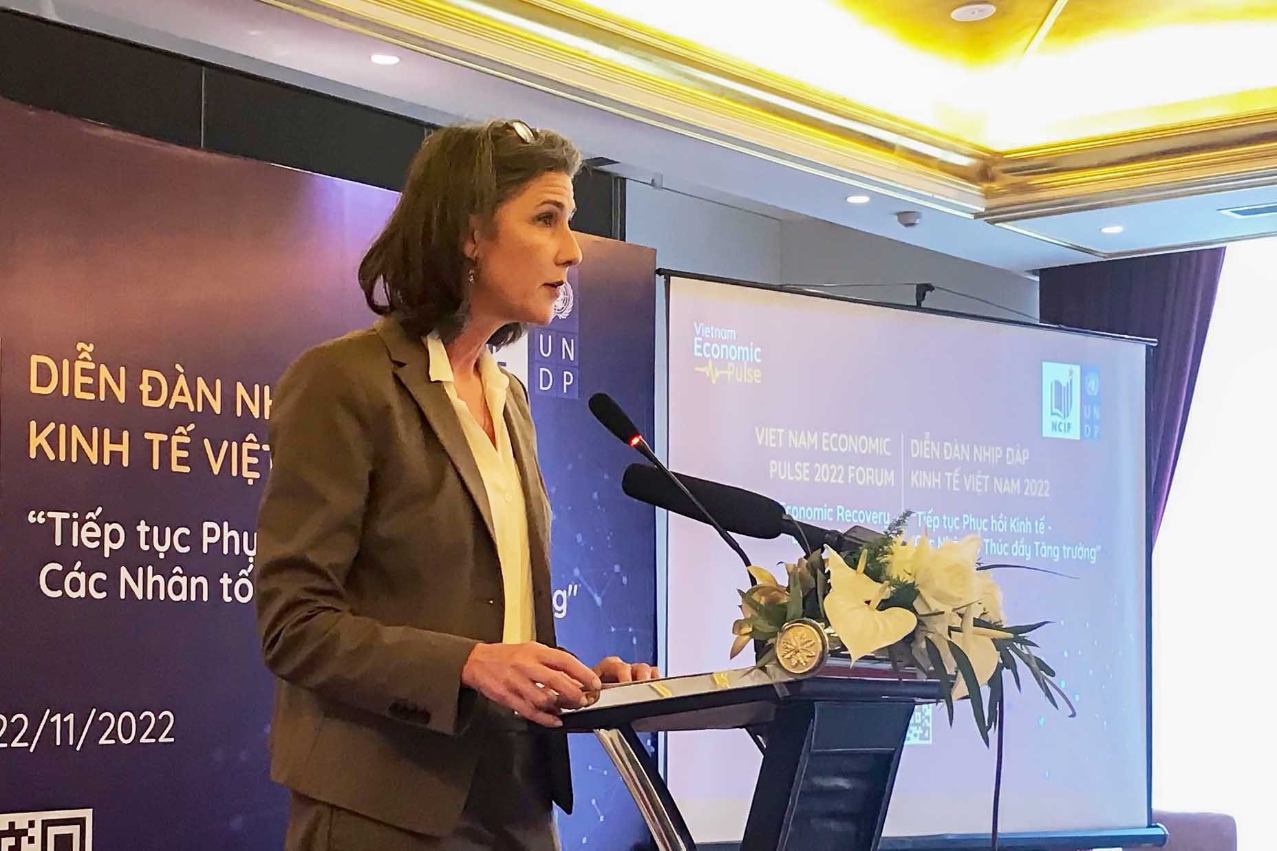 IMF hạ dự báo tăng trưởng kinh tế Việt Nam năm 2023 từ 6,2% xuống còn 5,8%