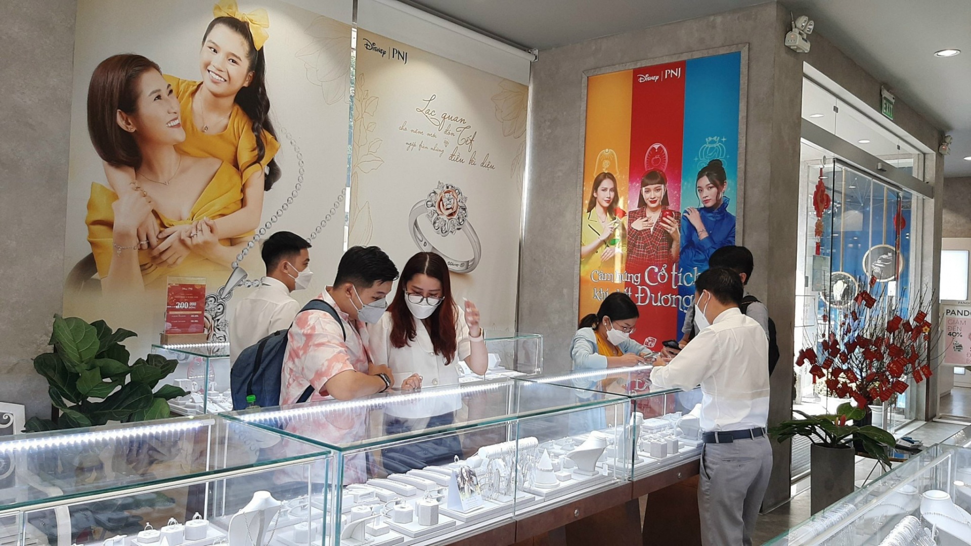 PNJ lãi gần 1.500 tỷ đồng trong 10 tháng, vượt kế hoạch năm