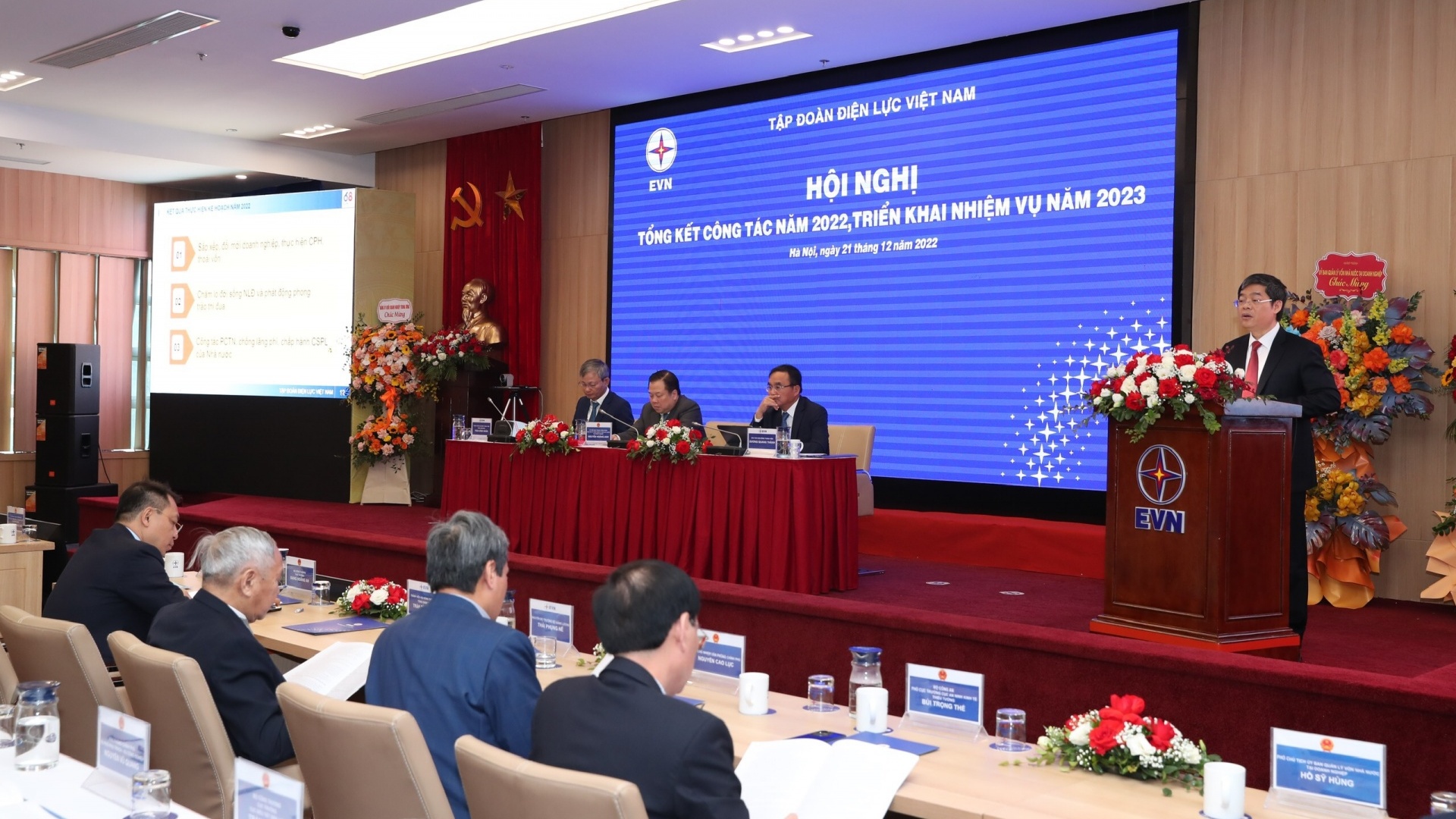 “EVN lỗ hơn 31.000 tỷ, nhân dân cần chia sẻ khó khăn với tập đoàn”