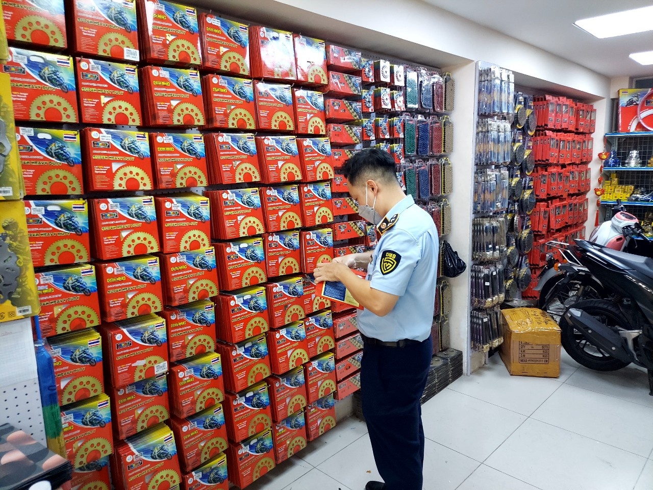 Phát hiện hàng chục nghìn sản phẩm giả mạo tại chợ phụ tùng xe máy lớn nhất phía Nam