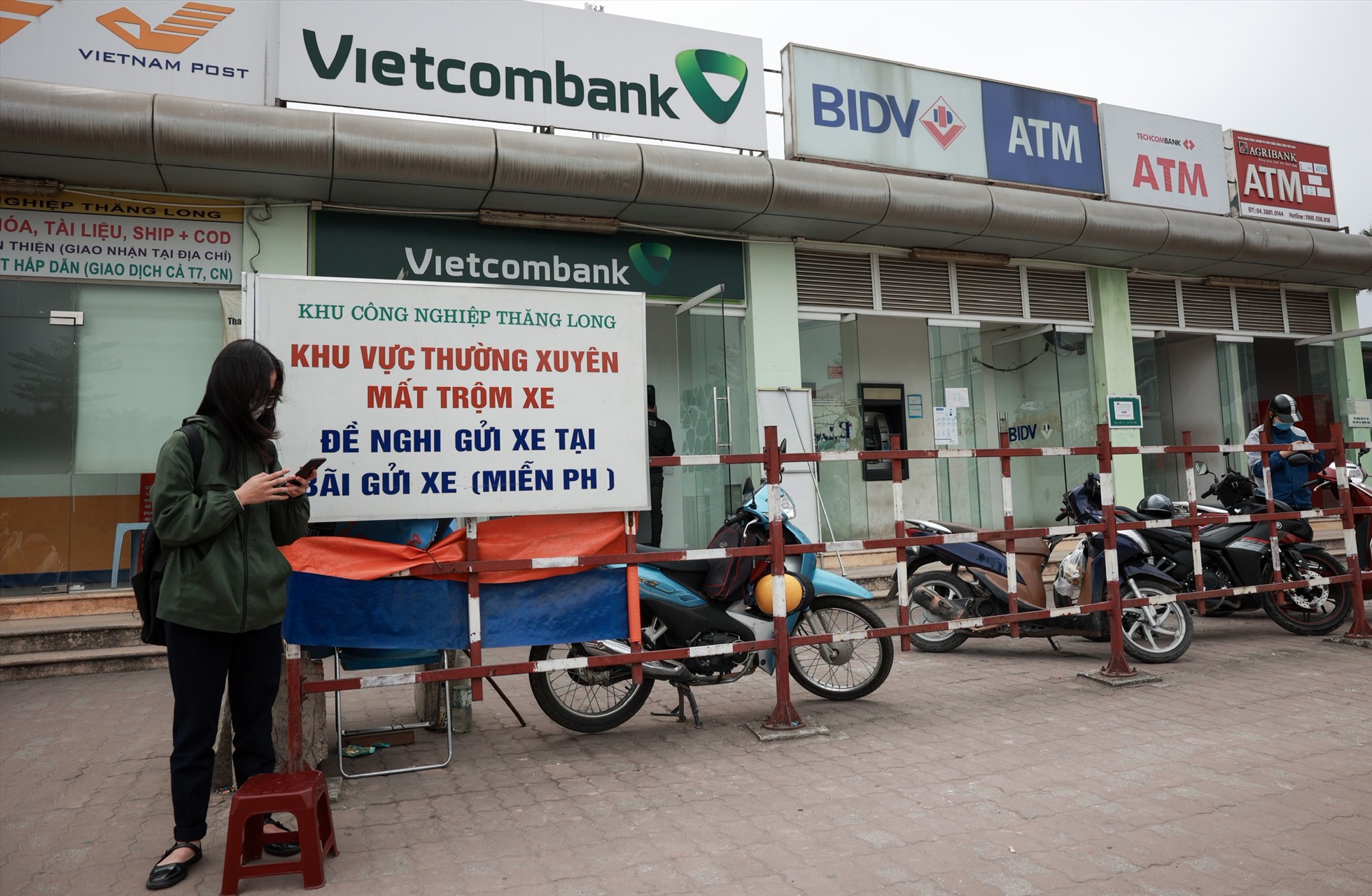Khu vực gần cổng chính của Khu công nghiệp Thăng Long có nhiều cây ATM của nhiều ngân hàng khác nhau để phục vụ nhu cầu rút tiền của công nhân lao động. Ảnh: Hải Nguyễn