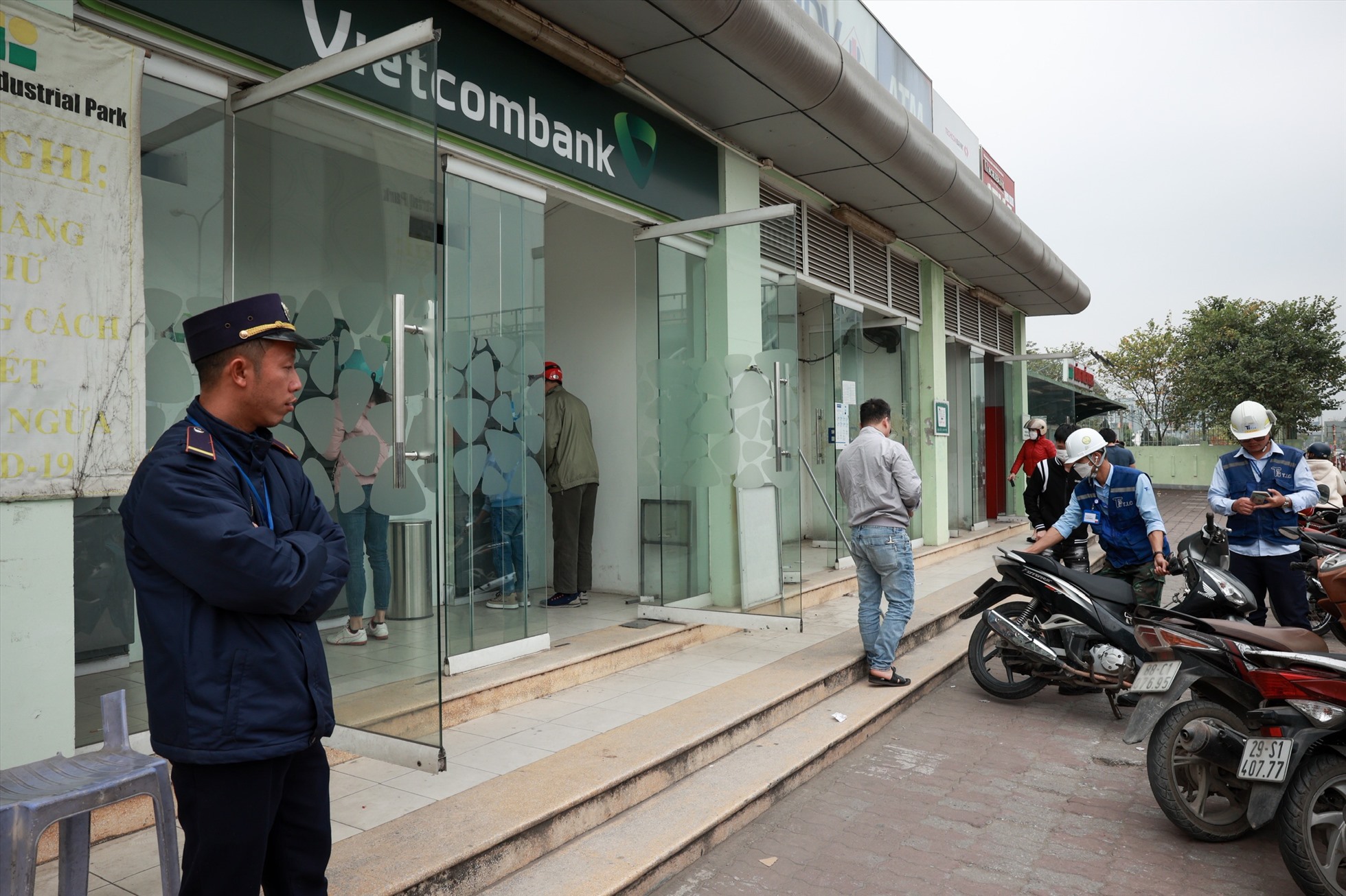 Theo quan sát của phóng viên, không có tình trạng công nhân phải xếp hàng để rút tiền. Nhiều người chỉ mất một vài phút là đã rút tiền xong. Ảnh: Hải Nguyễn