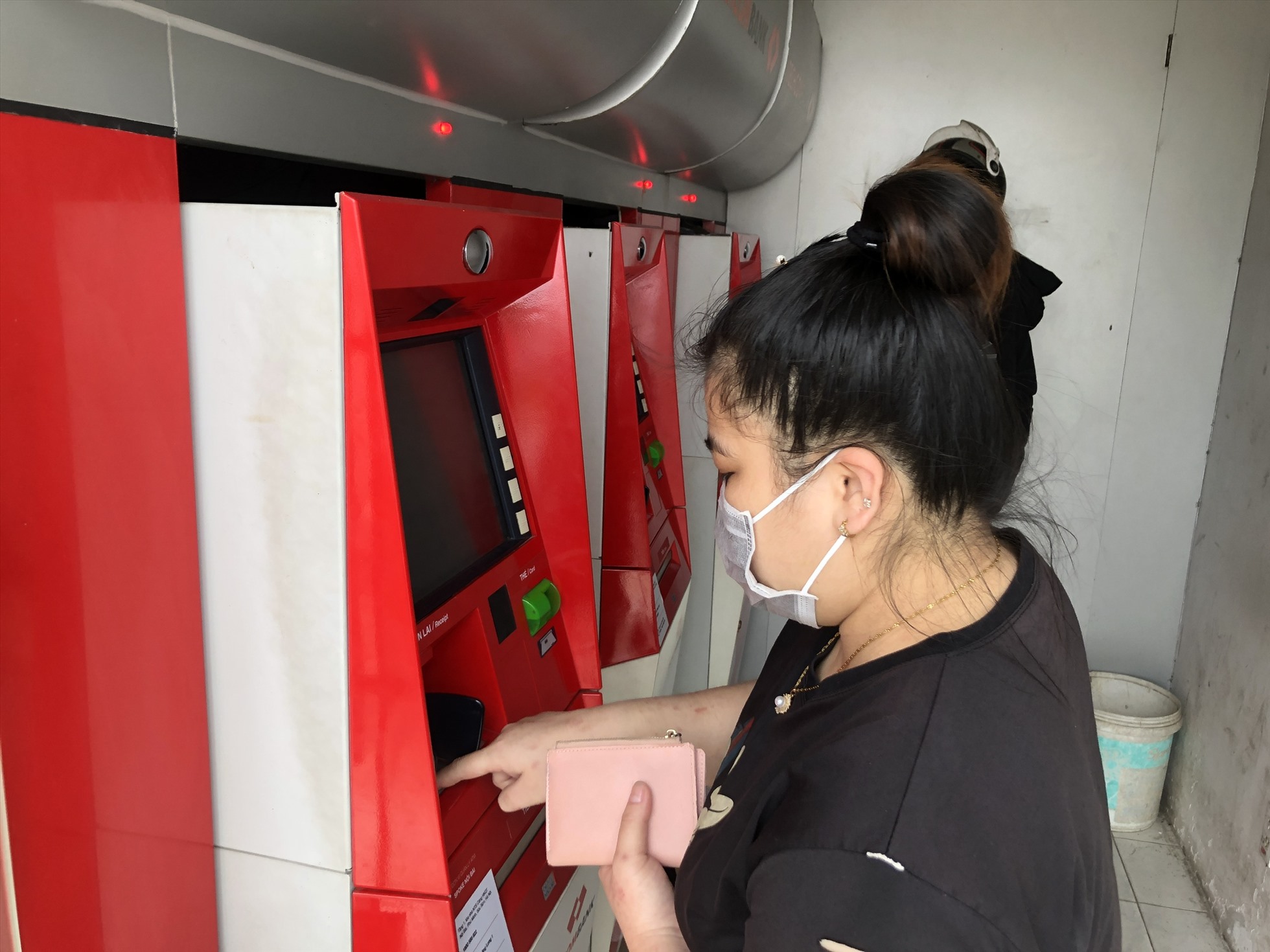 Chị Phạm Thị Khánh Huyền – công nhân Công ty SEI -tranh thủ lúc rảnh rỗi để đi rút tiền. “Tôi chỉ rút khoảng 1 triệu đồng dùng để chi tiêu cho những ngày sắp tới cũng như mua vé xe về quê. Rút nhiều tiền tôi e ngại sẽ bị mất, rồi tiêu pha hết. Khi về quê, tôi mới rút tiền tiêu tết”- nữ công nhân nói.