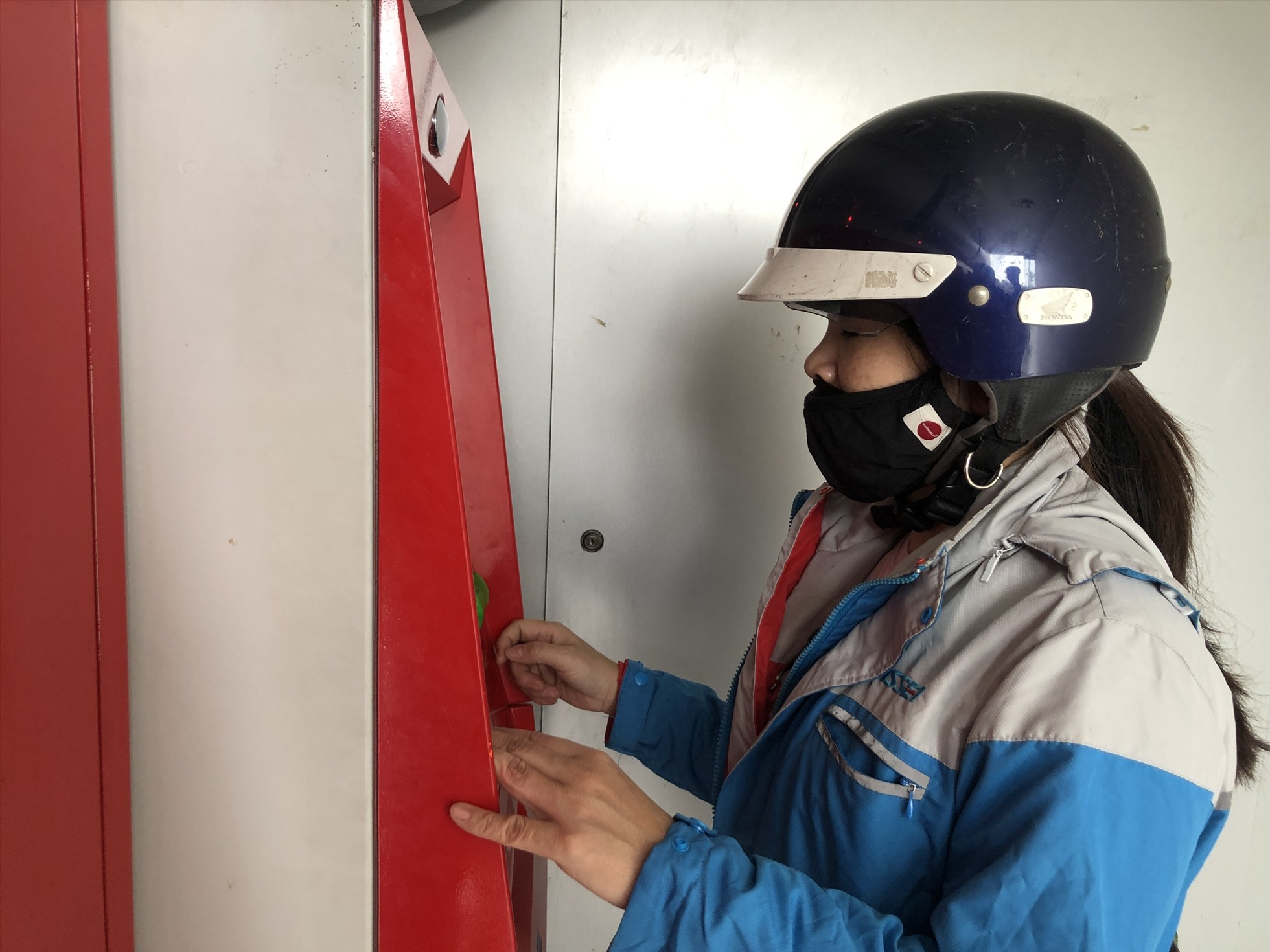 Sau khi nhận lương tháng 12.2022 và thưởng Tết Âm lịch (tổng cộng cả 2 khoản là 20 triệu đồng), chị Đàm Thị Hương - công nhân Công ty Nissei - quyết định rút 10 triệu đồng để về quê ăn Tết. Ảnh: Bảo Hân