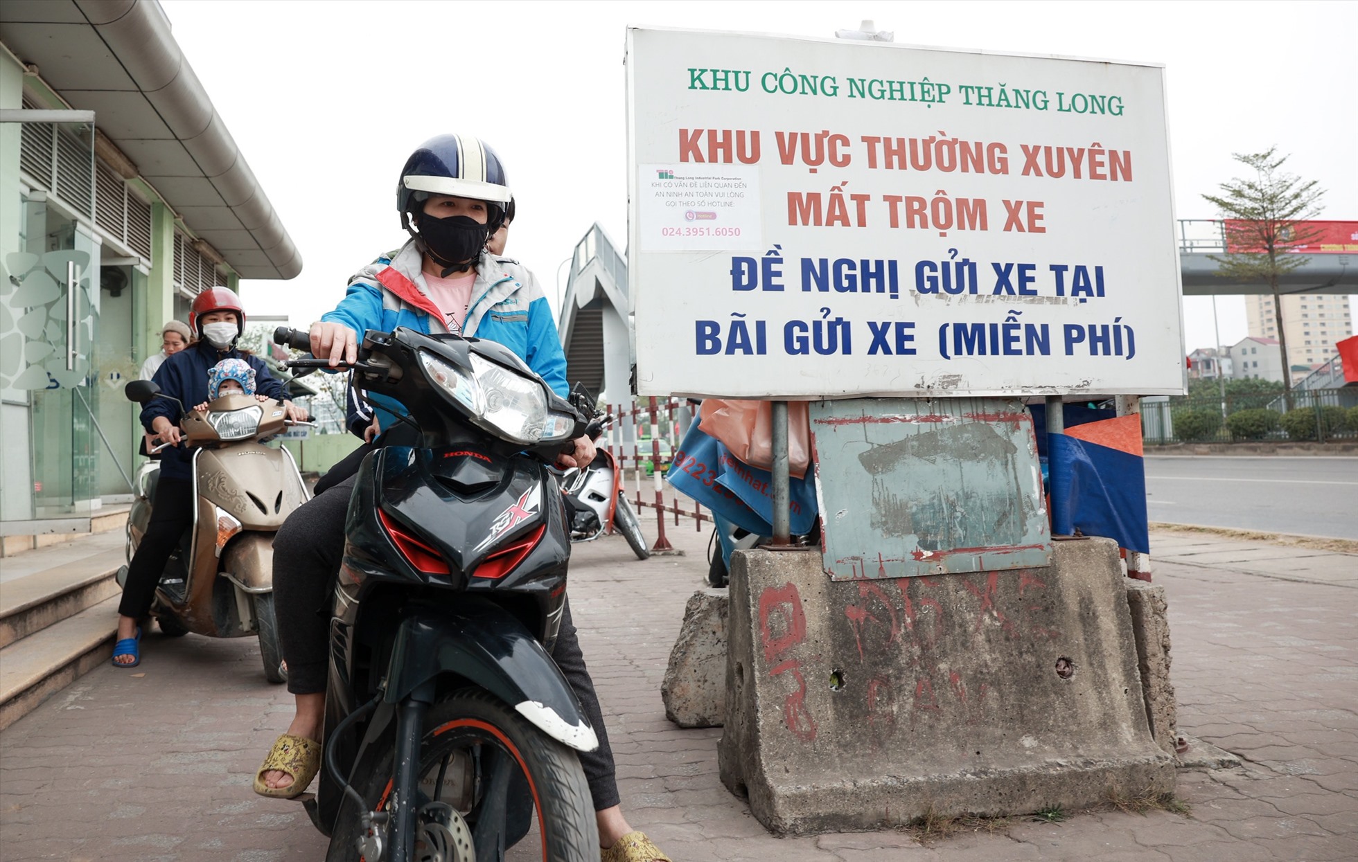 Tuy chưa có tình trạng chen chúc, xếp hàng rút tiền tại cây ATM như một số năm trước, nhưng những trăn trở của công nhân lao động về các khoản chi trong dịp Tết vẫn không thay đổi. Họ chỉ dám rút một số tiền vừa phải để tiêu Tết, đồng thời vẫn phải để lại một khoản tiền để không rơi vào tình cảnh hết sạch tiền sau Tết. Ảnh: Hải Nguyễn