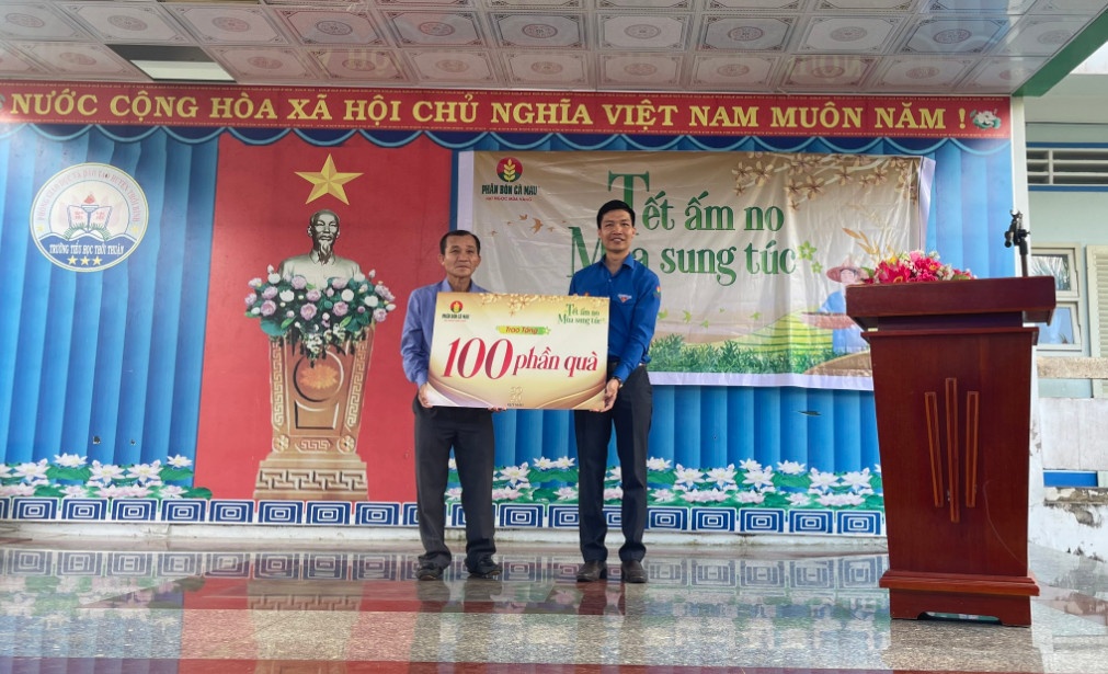 Mang Tết ấm no đến bà con nghèo 2 tỉnh Cà Mau và Trà Vinh
