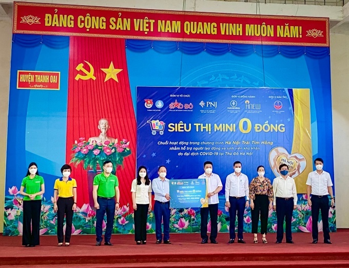 Siêu thị mini “0 đồng” là chương trình thiện nguyện đầy tâm huyết trong mùa dịch Covid-19 của Công ty Cổ phần Vàng bạc Đá Quý Phú Nhuận (PNJ), Thành đoàn Hà Nội và CLB Doanh nhân Sao Đỏ. Ảnh: CLB Sao Đỏ cung cấp.