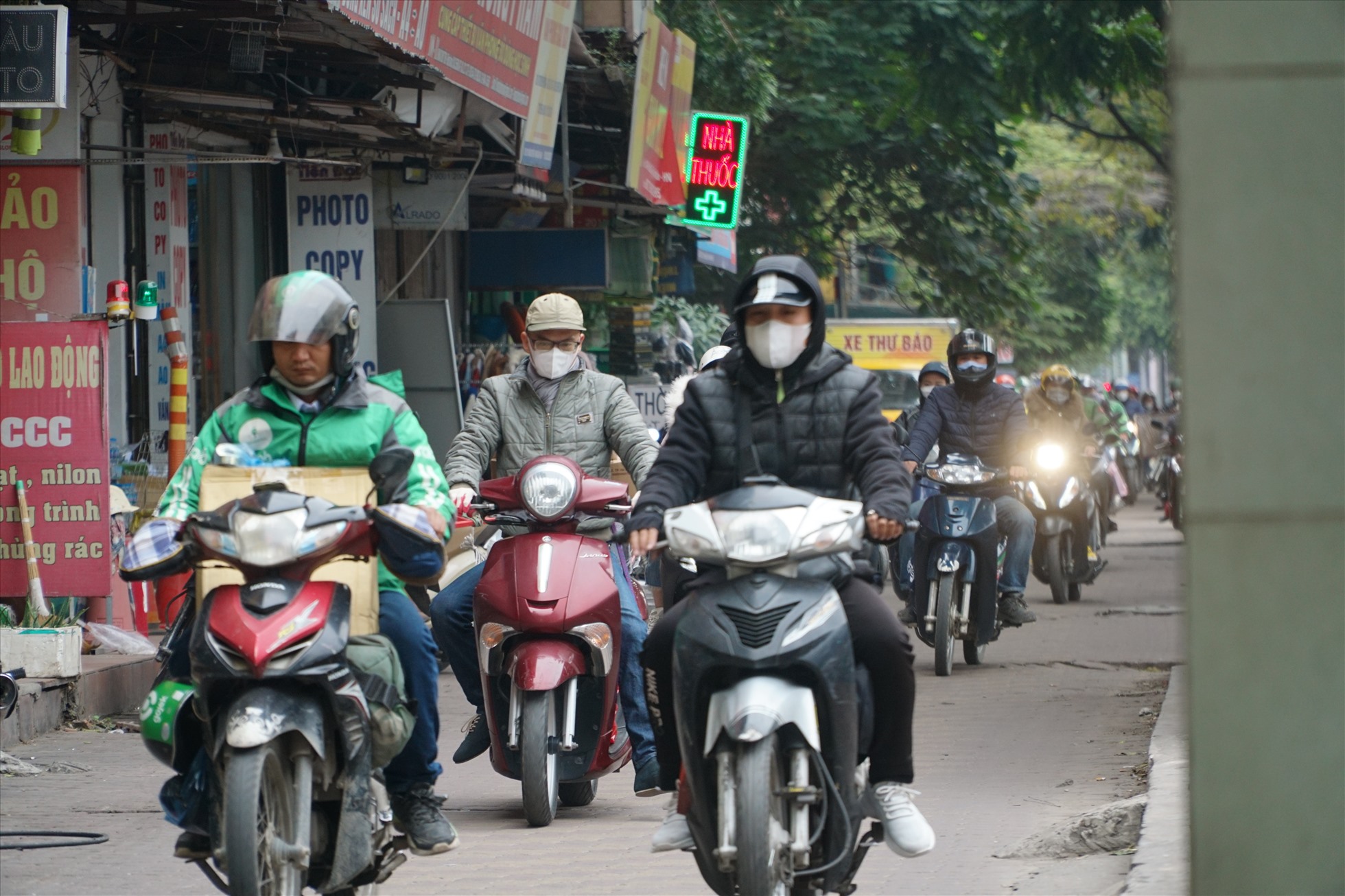 Nhiều phương tiện đi lên vỉa hè để di chuyển. Ảnh: Phạm Đông