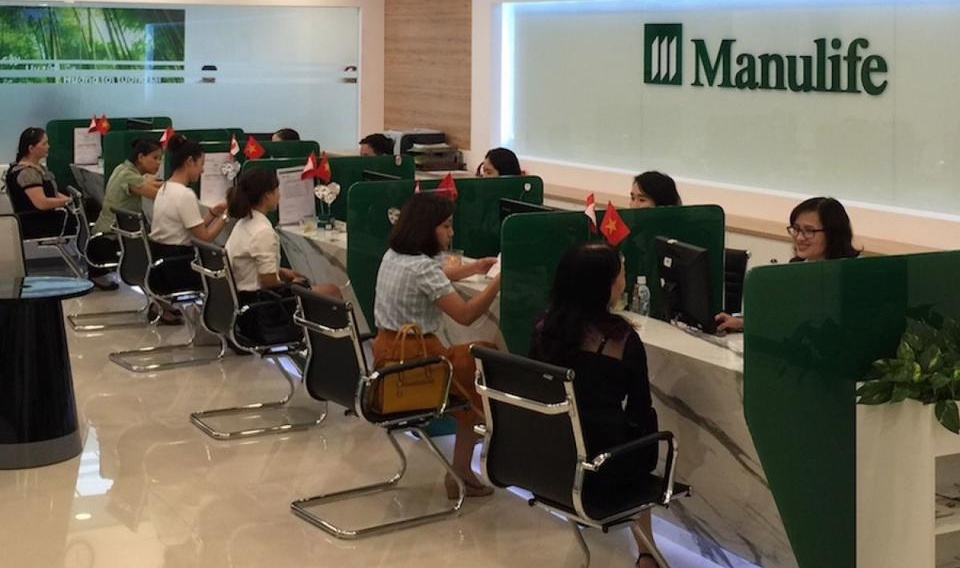 Khách hàng tố ngân hàng và Manulife 