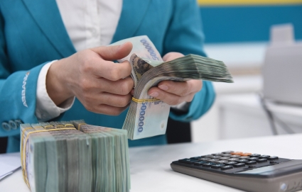Hàng loạt ngân hàng điều chỉnh giảm lãi suất, thấp nhất chỉ còn 7,4 %/năm