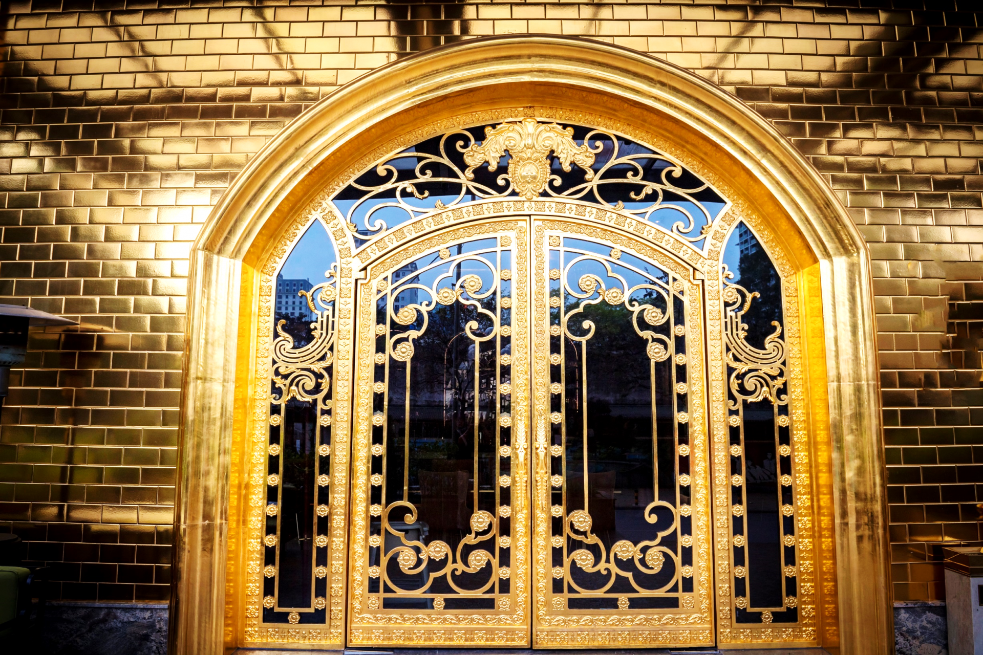 Đại gia “Đường bia” rao bán khách sạn dát vàng giữa trung tâm Hà Nội giá 250 triệu USD