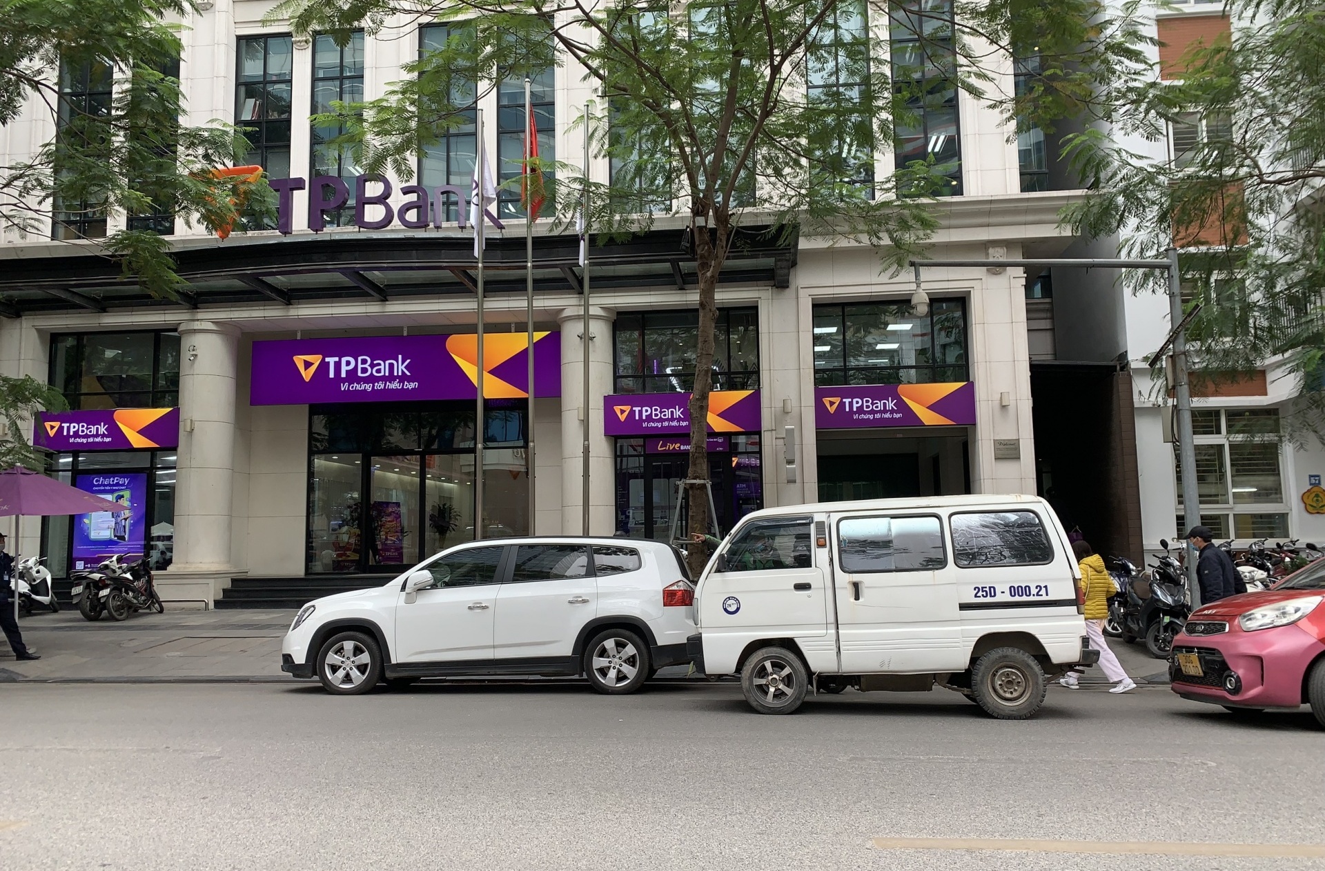 Khách tố nhân viên ngân hàng tư vấn sai lệch để kí hợp đồng bảo hiểm, TPBank nói gì?