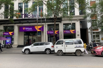 Khách tố nhân viên ngân hàng tư vấn sai lệch để kí hợp đồng bảo hiểm, TPBank nói gì?