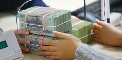 Điểm danh các ngân hàng đang có lãi suất huy động tại quầy cao hơn lãi suất công bố