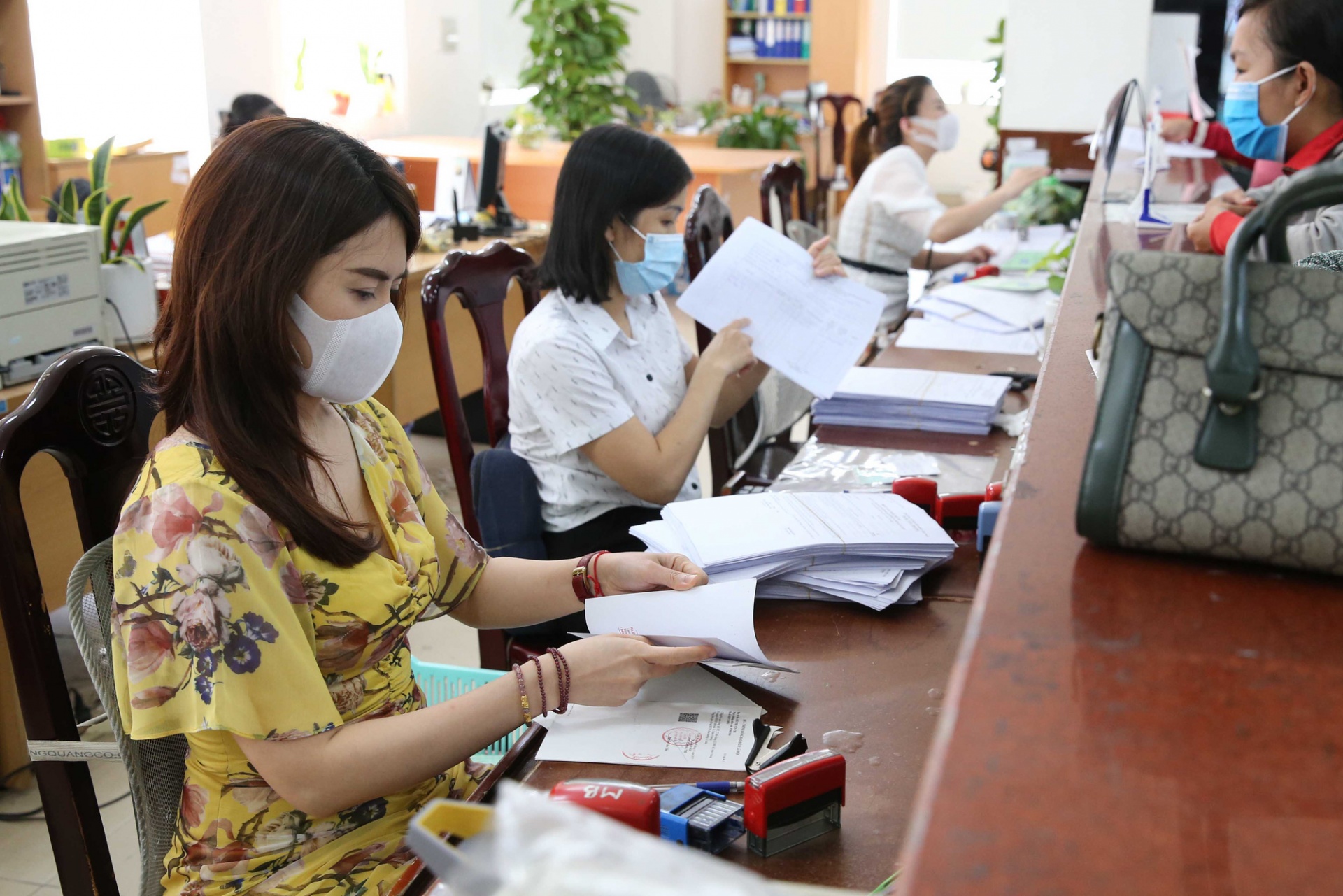 Công chức, viên chức lại lo lắng giá cả tăng cao dù được tăng lương cơ sở (Ảnh minh họa).