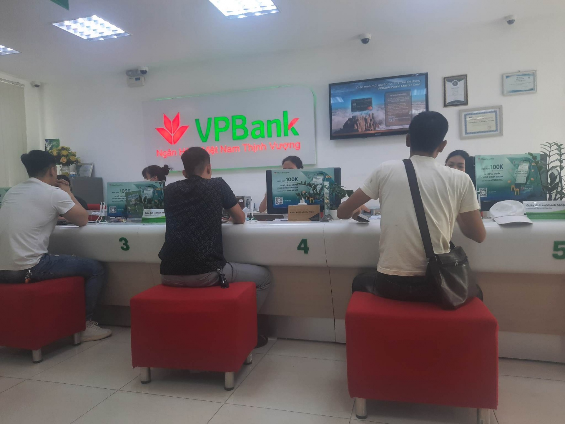 Sáng 25/5, các ngân hàng đồng loạt treo bảng niêm yết giảm lãi suất