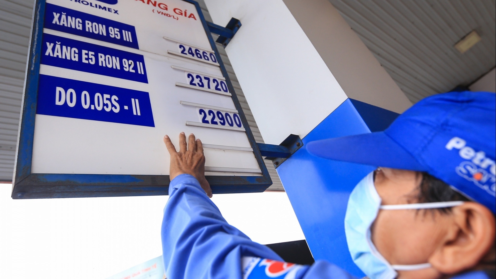 Giá xăng có thể tăng 600-800 đồng/lít vào ngày mai