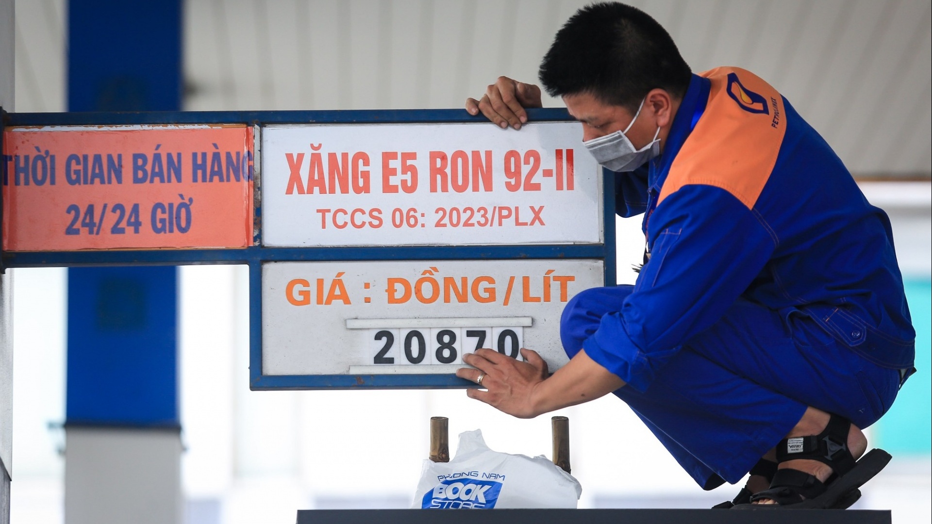 Giá xăng có thể giảm nhẹ trong kỳ điều chỉnh tới theo xu hướng thế giới