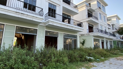 Loạt nhà phố hơn chục tỷ bỏ hoang cho cỏ dại mọc ở Đà Nẵng