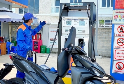Giá xăng tăng mạnh gần 1.200 đồng/lít, xăng RON95 lên gần 24.000 đồng/lít