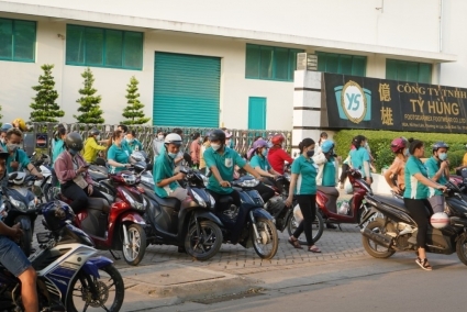 Thiếu việc làm, nhiều công nhân trả phòng trọ về quê