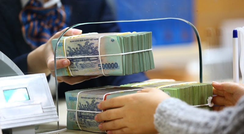 Vì sao lãi suất tiết kiệm giảm mạnh, lượng tiền gửi vào ngân hàng vẫn tăng?