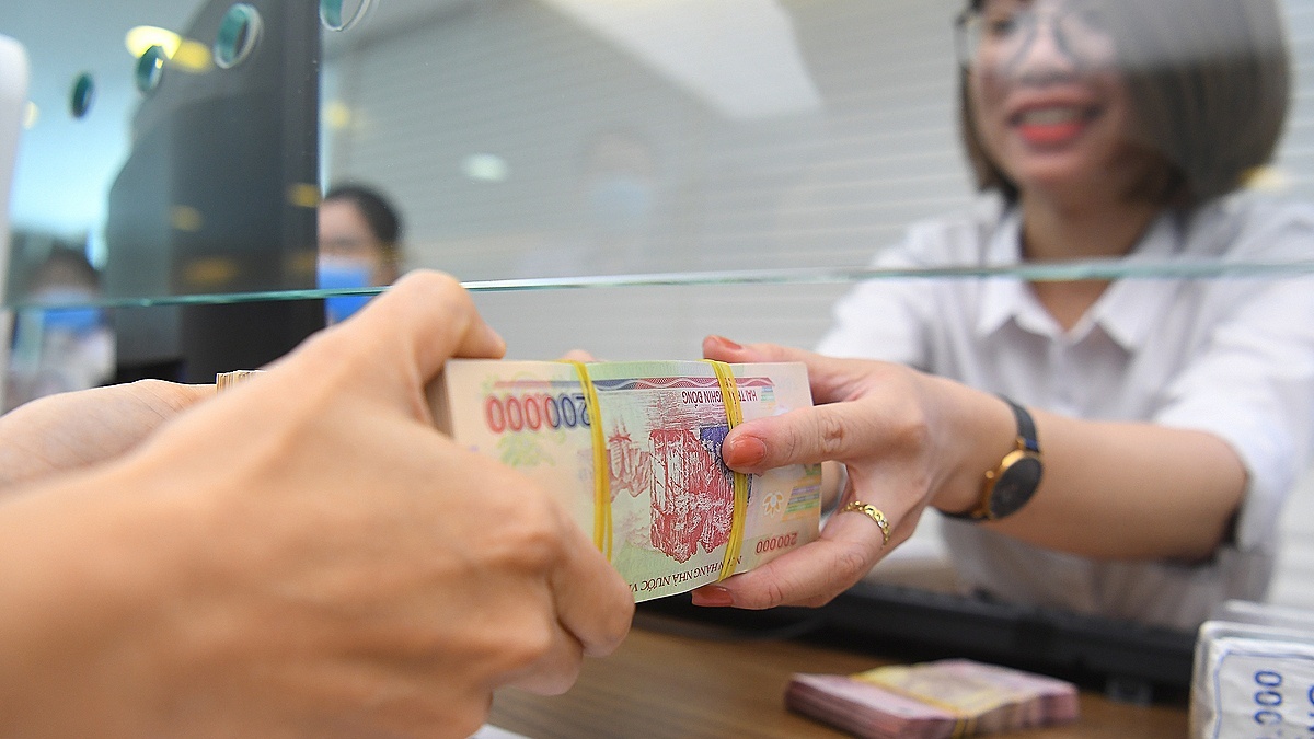 Tiền gửi tiết kiệm của dân đổ vào ngân hàng đạt mức cao kỷ lục