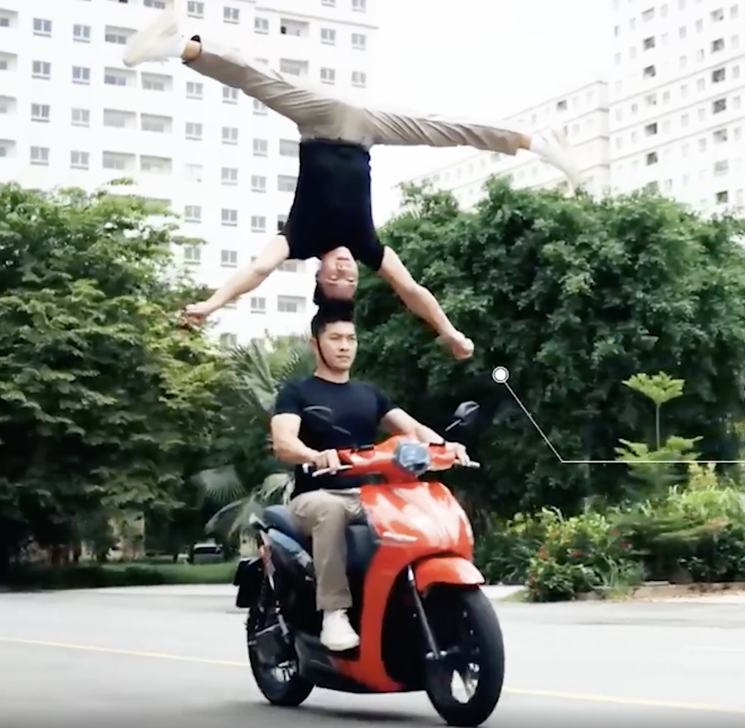 Dat Bike nói gì để người không đội mũ bảo hiểm làm xiếc trong video ra mắt xe Quantum?