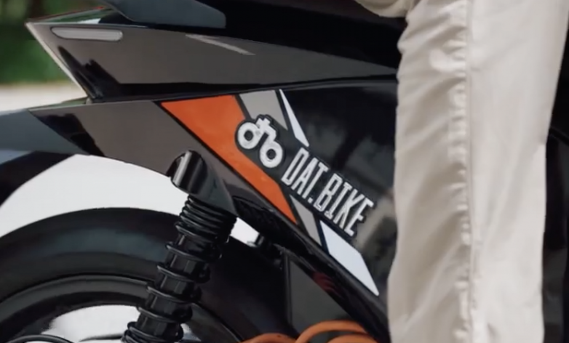 Dat Bike nói gì để người không đội mũ bảo hiểm làm xiếc trong video ra mắt xe Quantum?