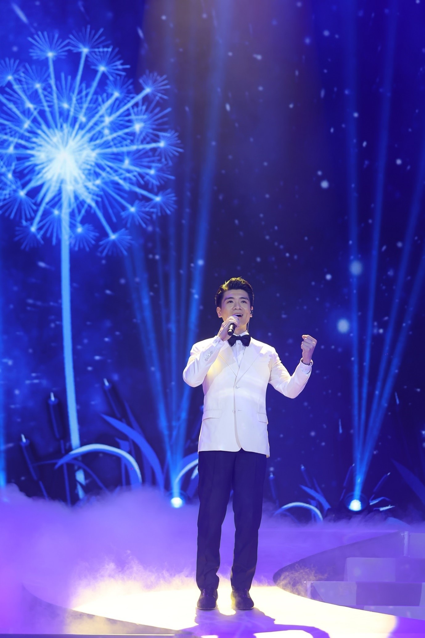 Chân dung vị Phó Chủ tịch vừa gây sốt MXH trên sân khấu kỷ niệm 30 năm thành lập SHB