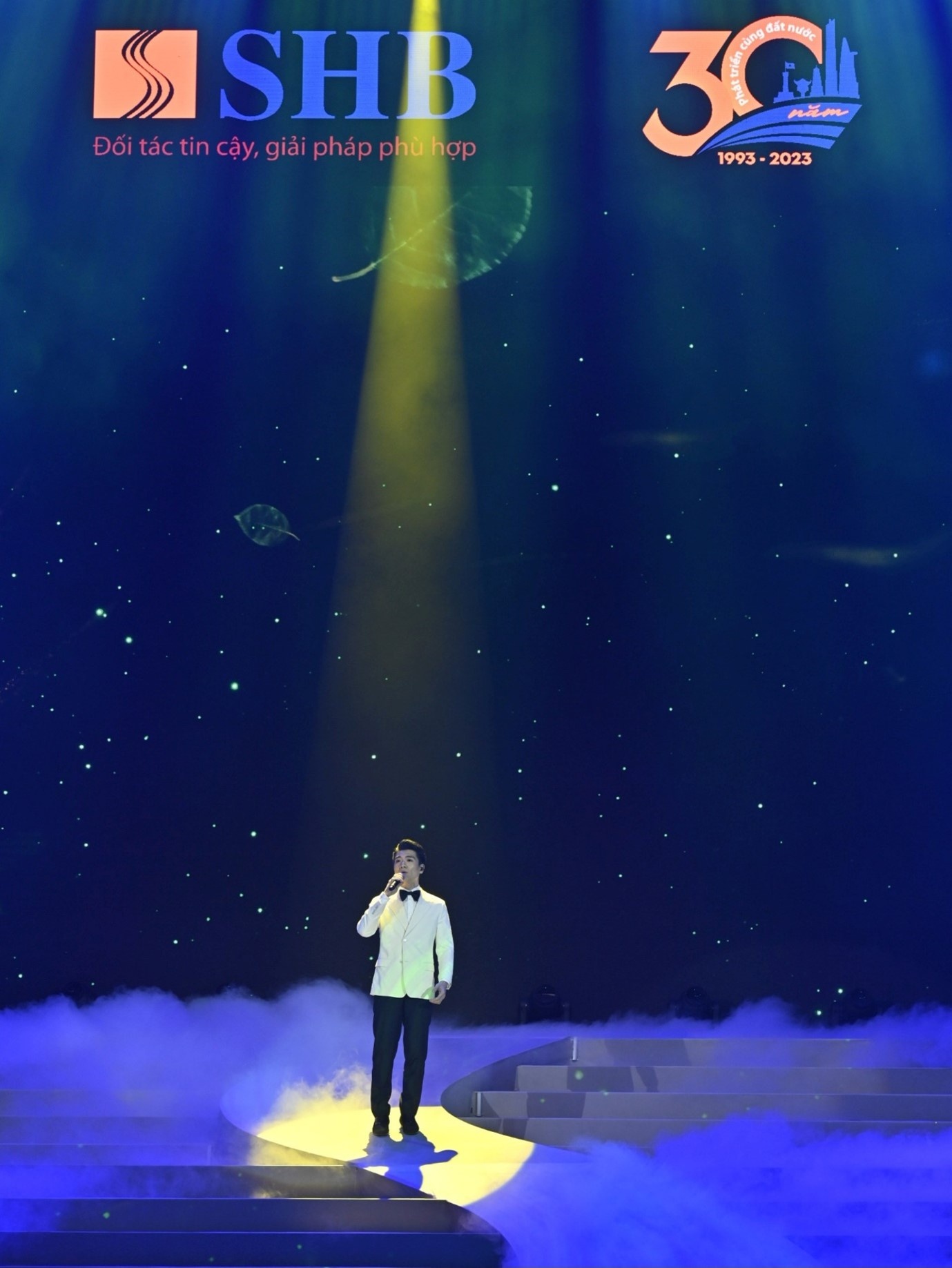 Chân dung vị Phó Chủ tịch vừa gây sốt MXH trên sân khấu kỷ niệm 30 năm thành lập SHB