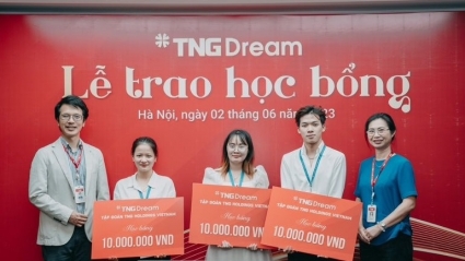 Ba sinh viên Đại học Bách Khoa nhận học bổng TNG Dream