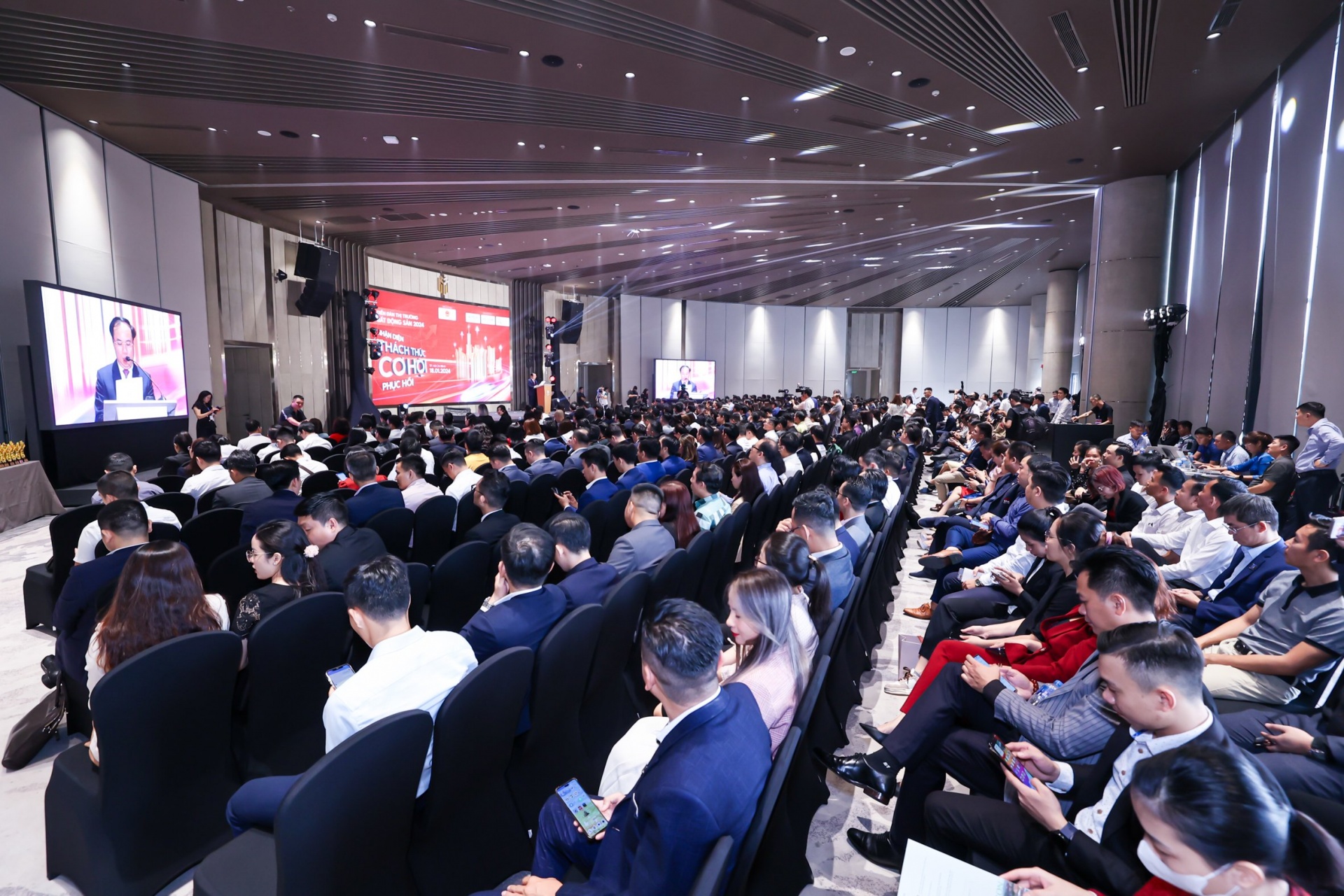 Thị trường Bất động sản năm 2024 - Nhận diện thách thức và cơ hội phục hồi