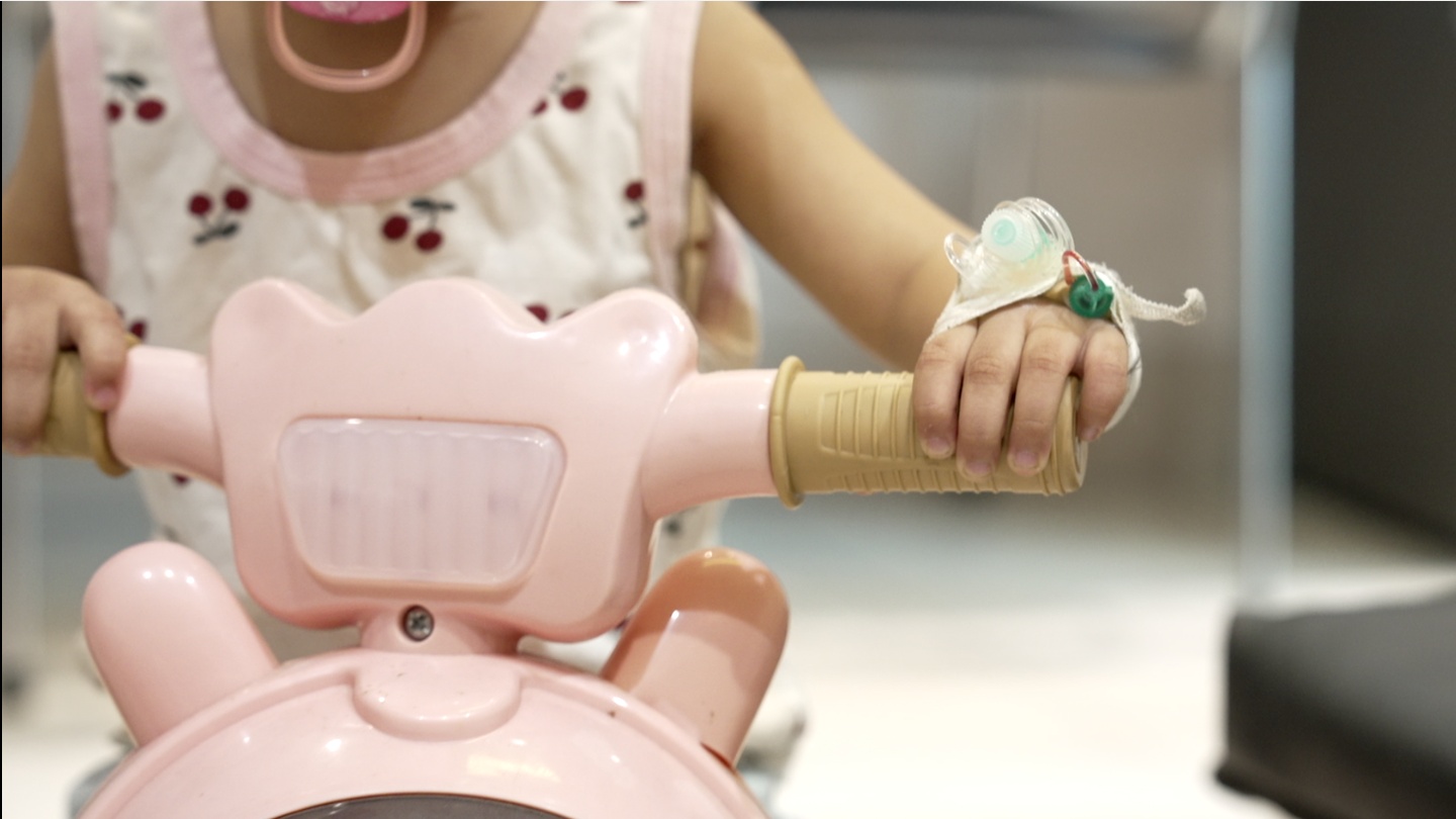 Bé gái 17 tháng tuổi mắc bệnh hiếm 1 triệu trẻ mới có 1 người bị