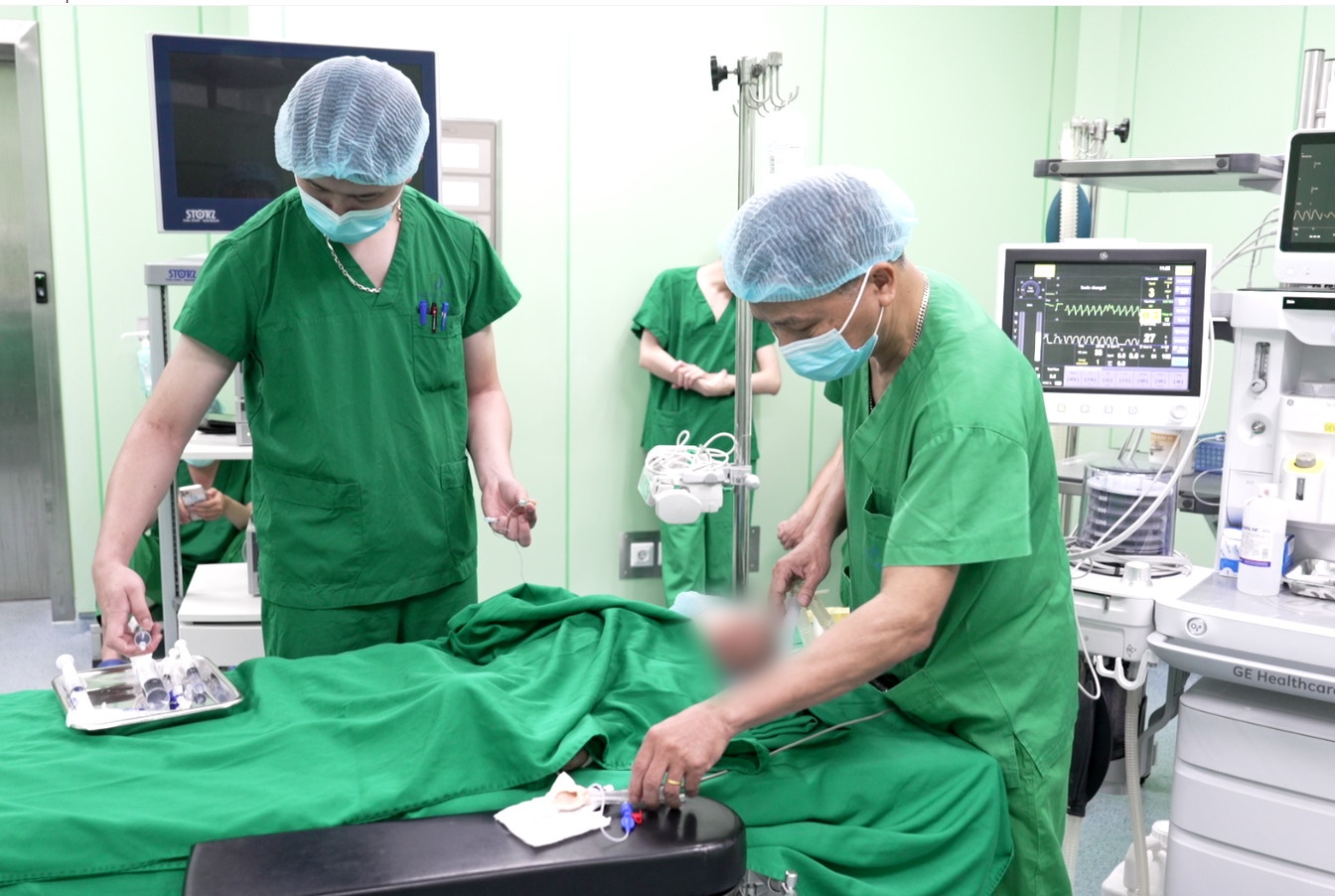 Bé gái 17 tháng tuổi mắc bệnh hiếm 1 triệu trẻ mới có 1 người bị