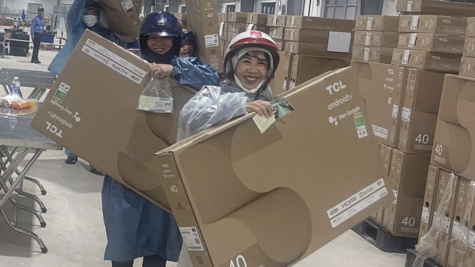 Doanh nghiệp tặng 4.400 công nhân mỗi người một tivi làm quà Tết: Khi lòng tri ân thắp sáng động lực