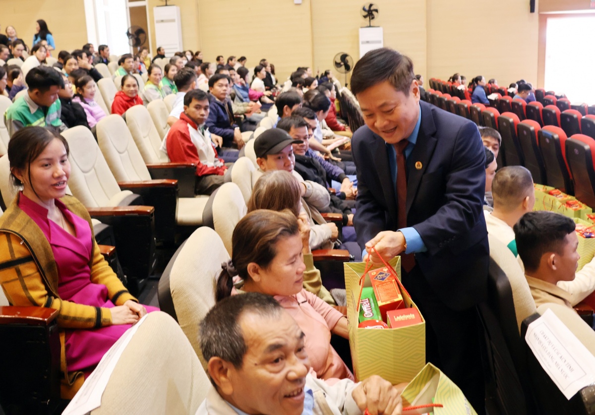 Tết sum vầy - Xuân ơn Đảng ở Quảng Ngãi: Ấm áp, sẻ chia yêu thương