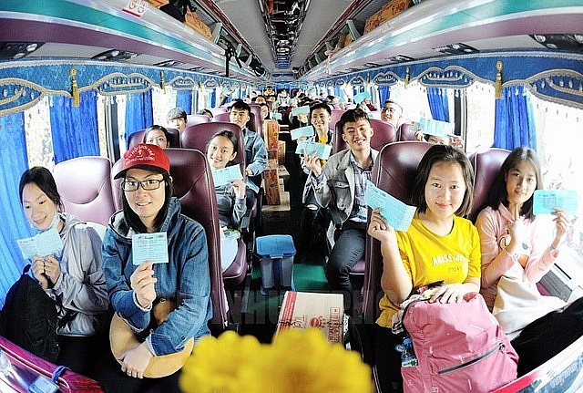 Mỗi dịp Tết đến, nhiều công đoàn cơ sở tổ chức các chuyến xe đưa công nhân về quê ăn Tết.