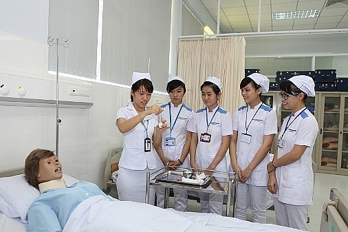 Tuy nhiên, đây không chỉ đơn thuần là một cánh cửa xuất ngoại, mà là một hành trình đòi hỏi sự chuẩn bị kỹ lưỡng, tinh thần trách nhiệm cao và nhận thức đúng đắn về nghề nghiệp lẫn tương lai lâu dài.