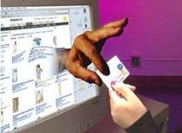 Một khi khách hàng “cắn câu”, các đối tượng lập tức yêu cầu chuyển khoản cọc với lý do giữ phòng, giữ vé, hoặc đóng phí dịch vụ trước để được hưởng ưu đãi.