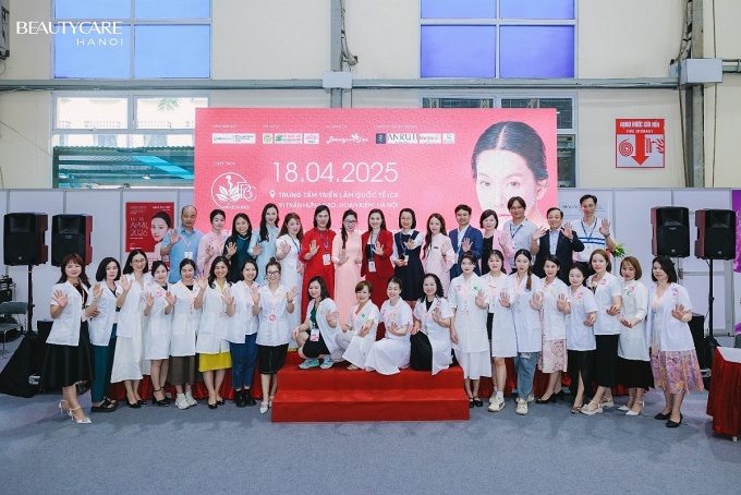 Thí sinh và ban tổ chức chụp ảnh lưu niệm sau giao lưu tay nghề tại Beautycare Expo 2025 tại Hà Nội. Ảnh: LH