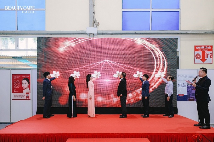 Ban tổ chức nhấn nút khai mạc triển lãm tại Beautycare Expo 2025.