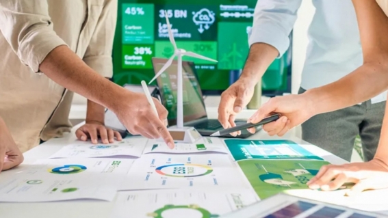 Việc làm xanh: “Cơn khát” nhân lực và cuộc đua chuyển đổi kỹ năng trong kỷ nguyên mới