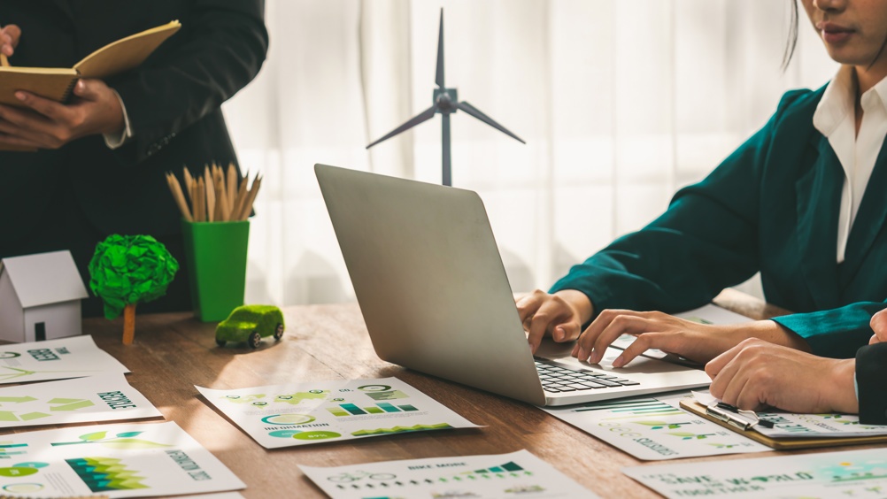 Việc làm xanh: “Cơn khát” nhân lực và cuộc đua chuyển đổi kỹ năng trong kỷ nguyên mới