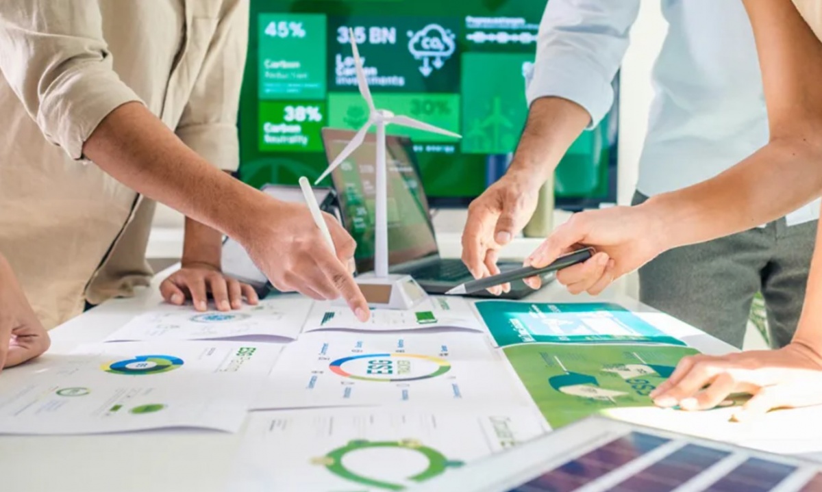 Việc làm xanh: “Cơn khát” nhân lực và cuộc đua chuyển đổi kỹ năng trong kỷ nguyên mới